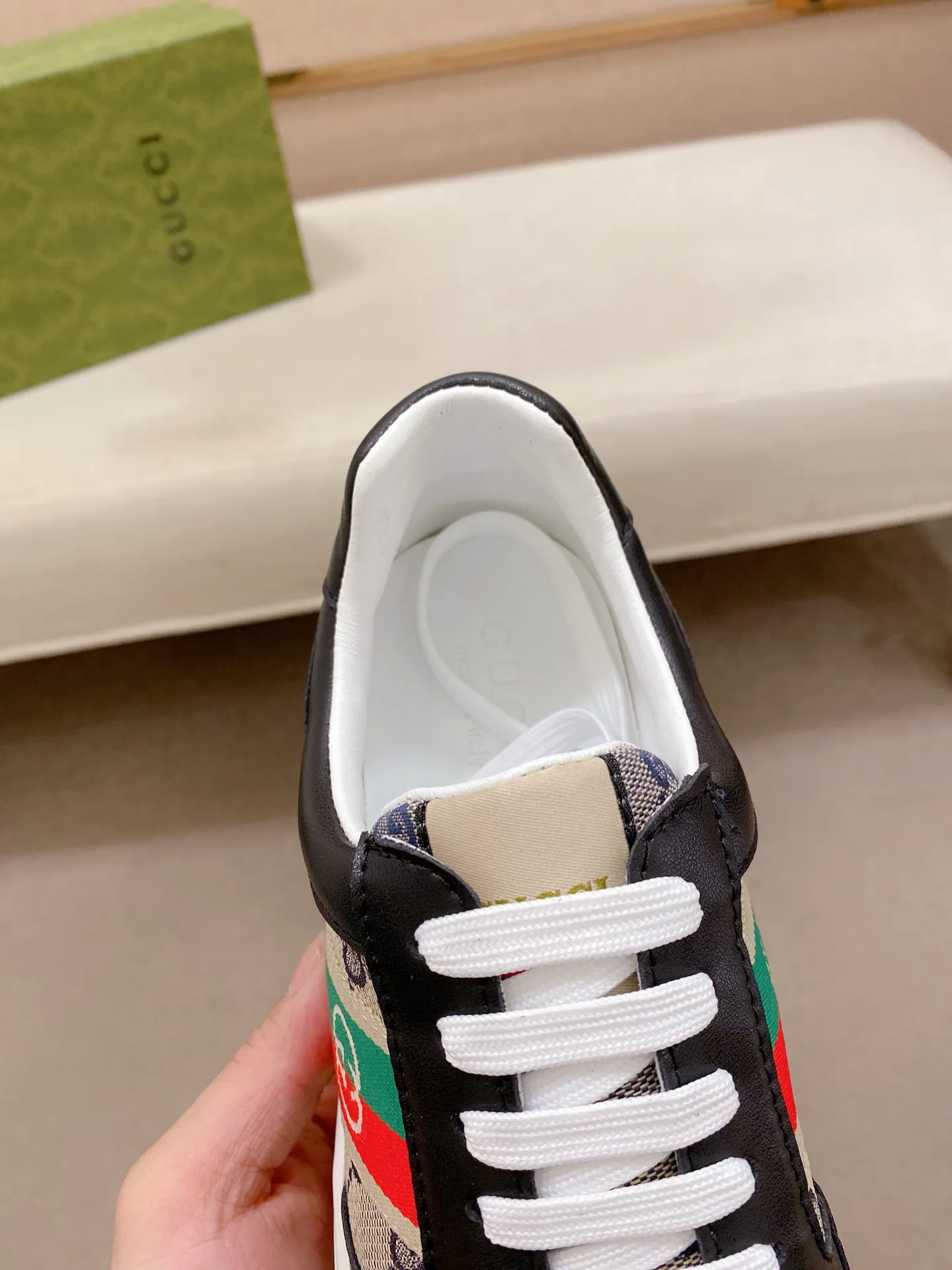 Factory price: 420💰 (GUCCI) The latest model from the official website 🎁🎁Casual and fashionable men's shoes👟, hot style 💥The version is simple and elegant, exclusive for trendy men. Unique official website latest brand elements 👑Gucci original decoration, fashionable and generous, the fabric is original cowhide ✅sheepskin lining, the official website specifies wear-resistant casual outsole, the classic model is taken in kind at the counter🎬38-44 (45 is not returned or exchanged)